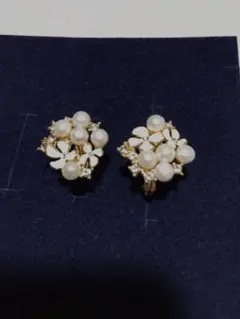 ベビーパール、スワロフスキー、エナメルのフラワーデザインイヤリング