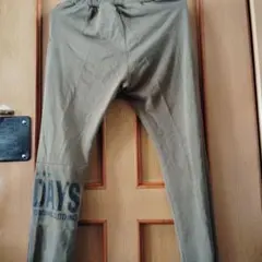 オリーブ色 ロングパンツ プリント入り