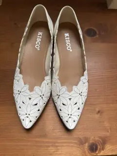 KISCO ホワイト 花柄カットアウト パンプス