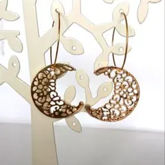 月の透かし彫りピアス