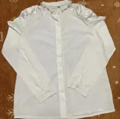 長袖 シャツ レースとビーズ装飾　長袖　パール ホワイト シャツ 肩装飾