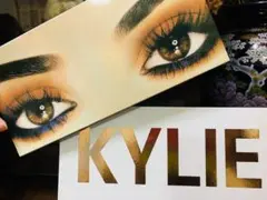 KYLIE カイリー　アイシャドウ　パレット