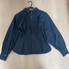 美品　ナチュラルビューティーベーシック　パールボタン　長袖　ブラウス　ネイビー