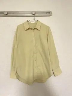 UNIQLO 淡い黄色のボタンアップシャツ