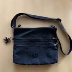 キプリング　ショルダーバッグ 2つのジッパーポケット付き