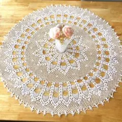 ハンドメイドレース編みテーブルクロス　円形　ホワイト　77センチ