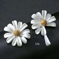✨ ホワイト デイジー フラワー ピアス 左右非対称 白 花 925SV