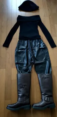 ブラック フェイクレザーパンツ　ZARA　Mサイズ