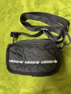 adidas ブラック ショルダーバッグ