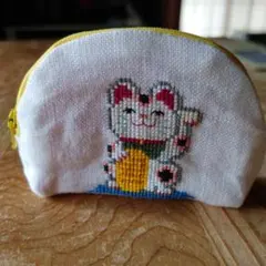 クロスステッチ完成品 招き猫とダルマのミニポーチ