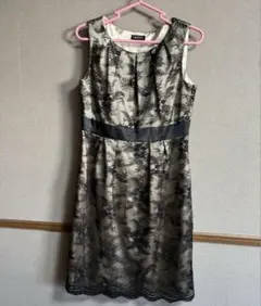 エレガントなブラックとベージュのレースドレス