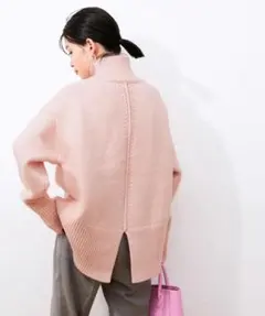 ［ADAM ET ROPE' ］タートルバックスリットニットプルオーバー