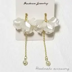 ホワイト 花びら×一粒パール　揺れるピアス　イヤリング　ピアス　ハンドメイド