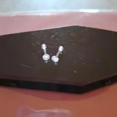 透明スタッドピアス