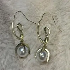 ゴールド　パール　ピアス　揺れる　デザイン　フックタイプ