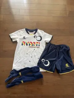 AVANTI サッカーウェア 140サイズ　上下セット（ソックス付）のサムネイル