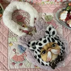 ネコ型❣️コロンとまーるいポーチ❣️ダーツ入り❣️ストラップ付❣️真っ赤ないちご付き
