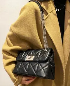 黒 キルティングチェーン　バッグ
