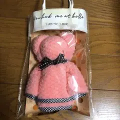 ピンクのクマ型ぬいぐるみ