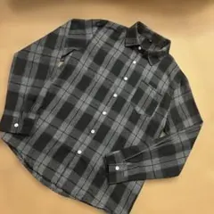 黒チェックシャツ