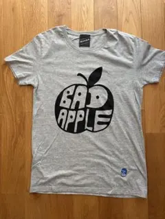 BEAMS T BAD APPLE プリントTシャツ グレーのサムネイル
