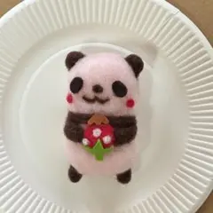 羊毛フェルト パンダのブローチ（イチゴチョコ）