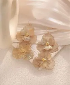 ブライダルアクセサリー　花形金色ピアス