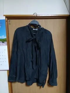 リボン付き長袖シャツ