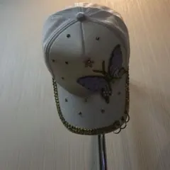 蝶の装飾ホワイトベースキャップ