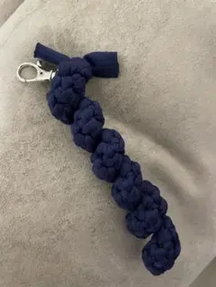 ネイビーブルーの螺旋クリップ付きチャーム