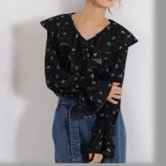 N. Natural Beauty Basic 小花 プリントラッフルブラウス