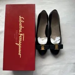 Salvatore Ferragamo VARA ヴァラ パンプス 黒 22.5のサムネイル