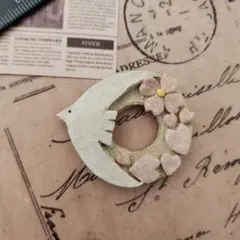 陶器　鳥とお花リース【11】のブローチ