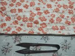 オレンジとクリームの花柄キルティング生地　巾88x105cm 裏に汚れあり