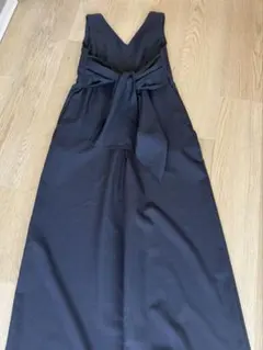 黒のVネックリボン付きオールインワンのサムネイル