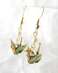 折り鶴ピアス　緑縞模様　和風