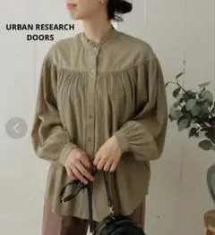 URBAN RESEARCH DOORS 切り替えギャザーブラウス　オリーブ色のサムネイル