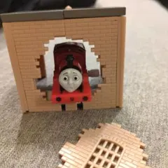 カプセルプラレールトーマス　壊れる機関庫　ビックリジェームス
