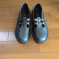 グレー フラットシューズ ストラップ付き