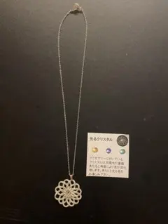 光るクリスタル 花形ペンダント ネックレス