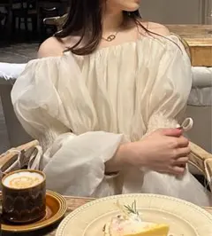 junoah オフショルシアーボリュームブラウス