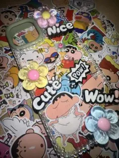 カラフルな花飾りのiPhoneケース