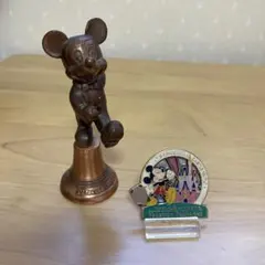 ミッキーマウス東京ディズニーランド ベル付きブロンズ像 とピンバッジ