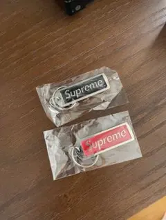 2個Supreme キーホルダーセット 黒 赤