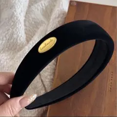 シンプル　ブラック　カチューシャ　ゴールド　ワンポイント　オルチャン1362