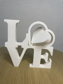 バレンタインデー向けの「LOVE」装飾フレーム