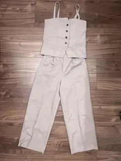 ベージュ ボタン付きタンクトップとパンツセットアップ