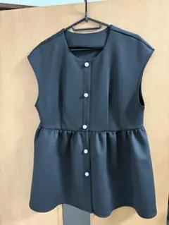 ti. ボタン付き黒ベスト