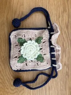 立体花モチーフのかぎ針編みポーチ