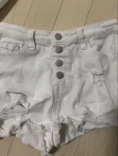 ホワイト ダメージショートパンツ
